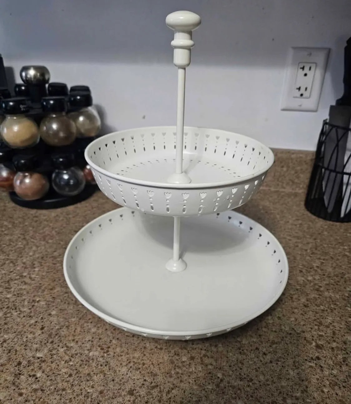 Présentoir décoratif à 2 niveaux en métal blanc.