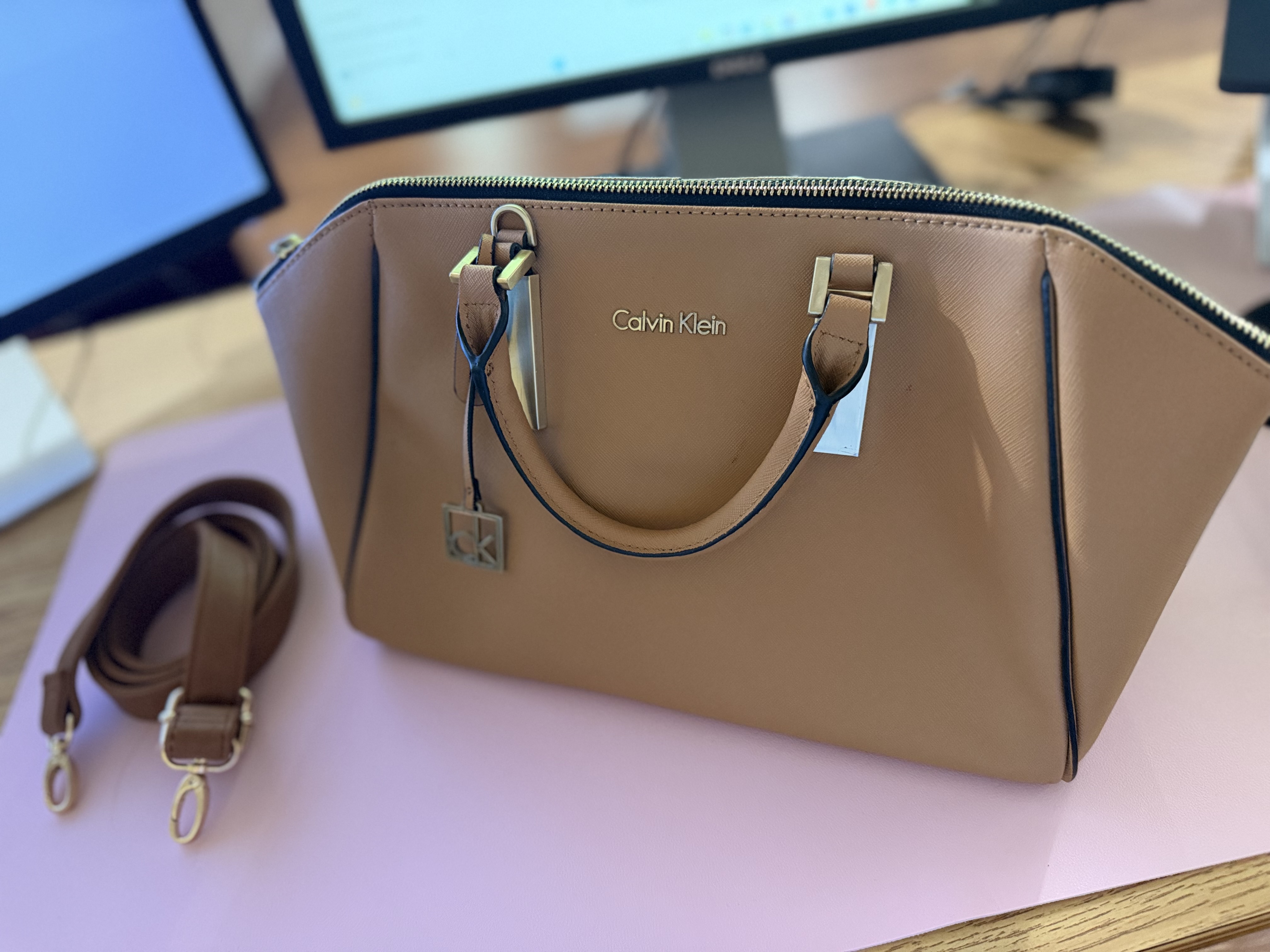 Cliquer pour agrandir Sac Calvin Klein en excellent état.
