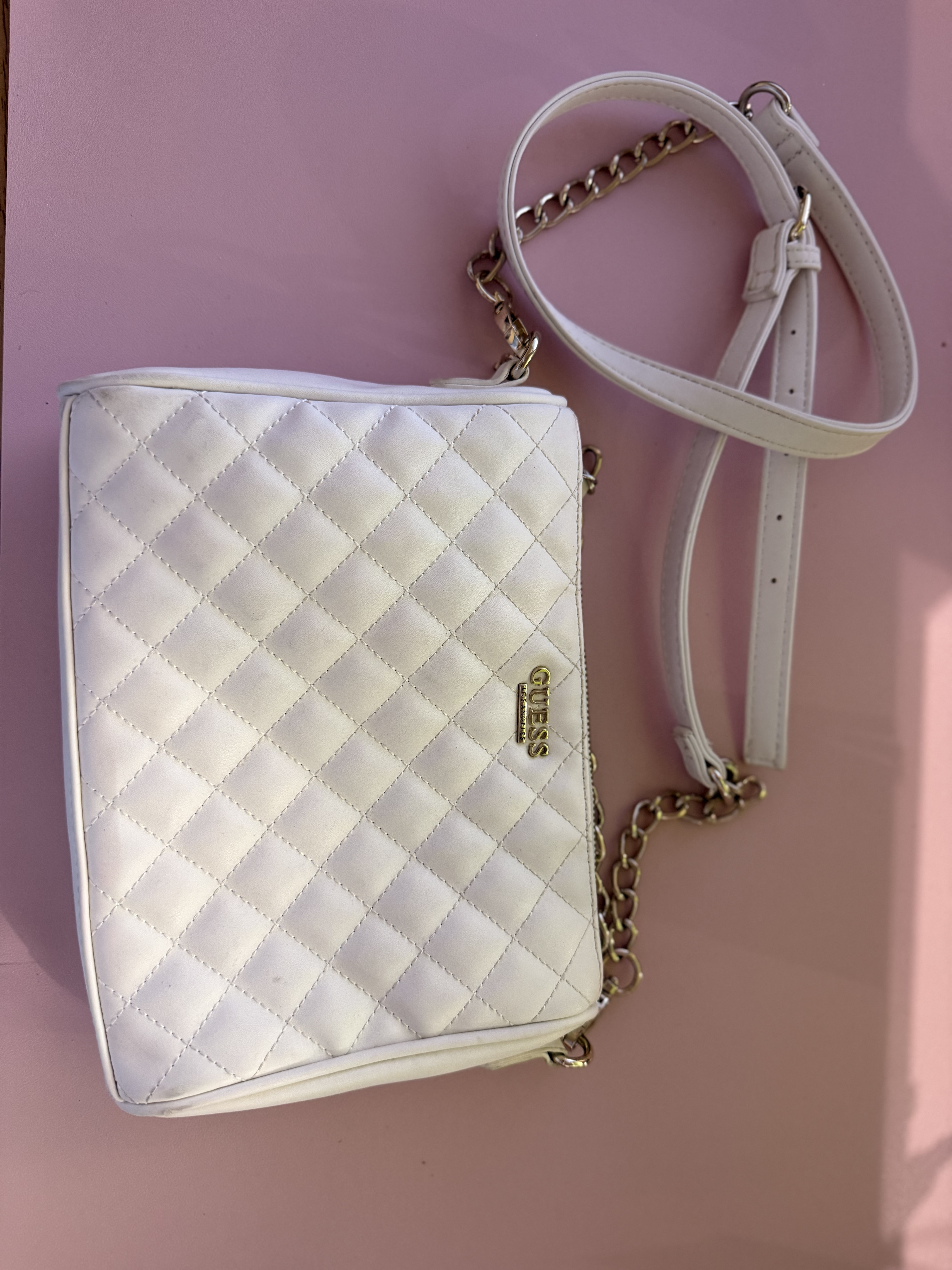 Click to enlarge Sac Guess blanc matelassé – Excellent état