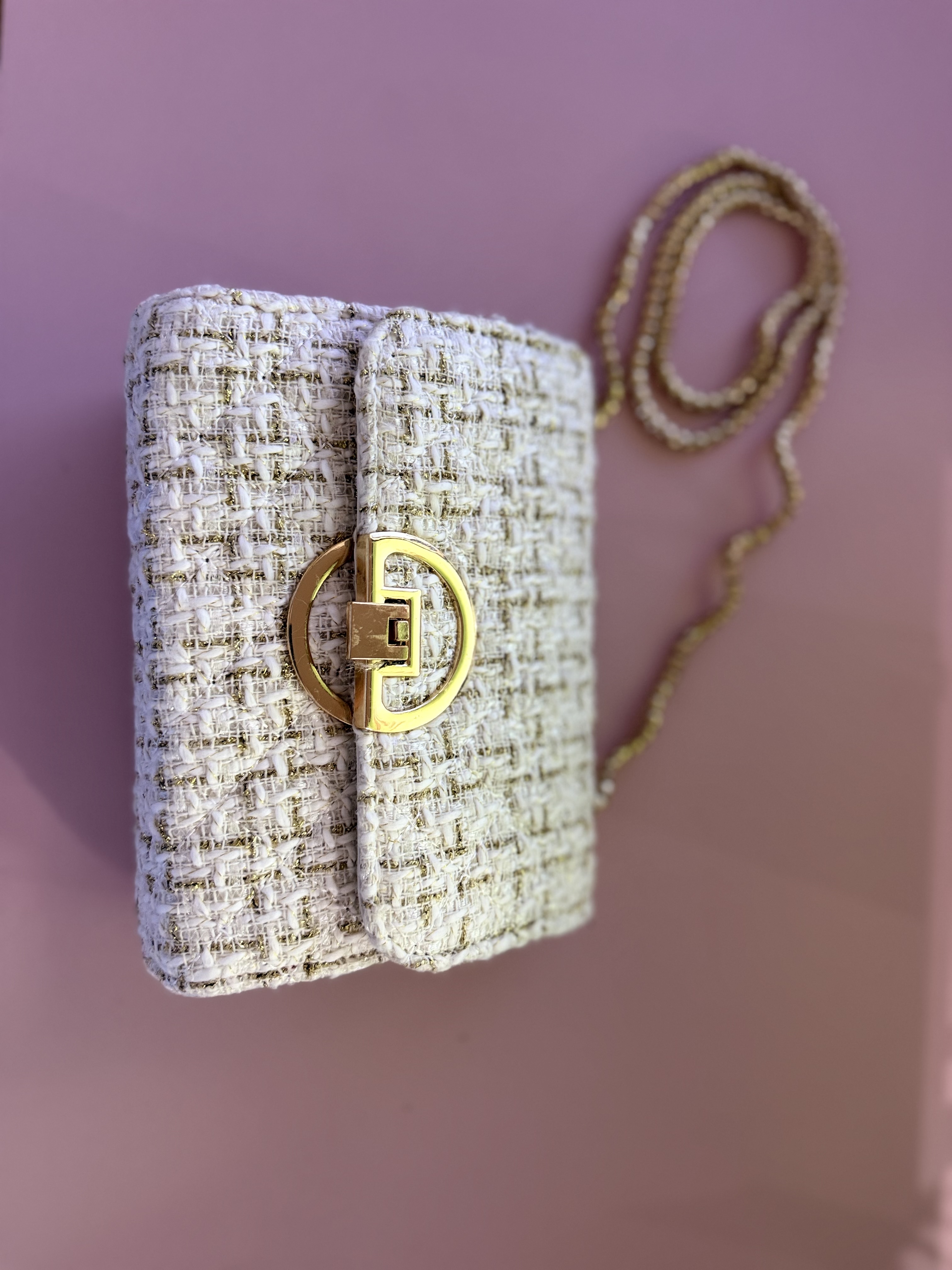 Click to enlarge Petit sac à bandoulière en tweed blanc et doré.
