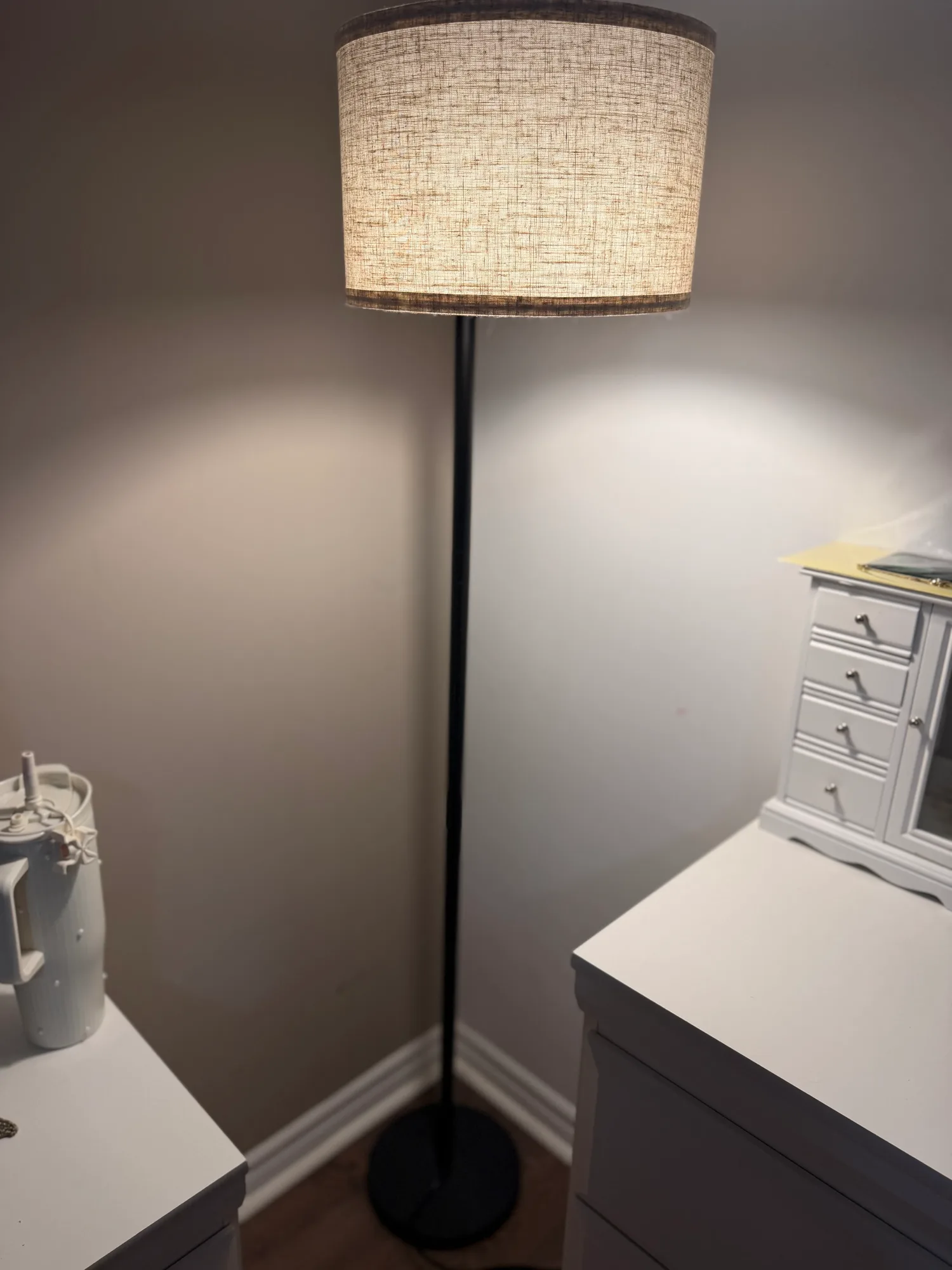 Lampe sur pied moderne – Très bon état