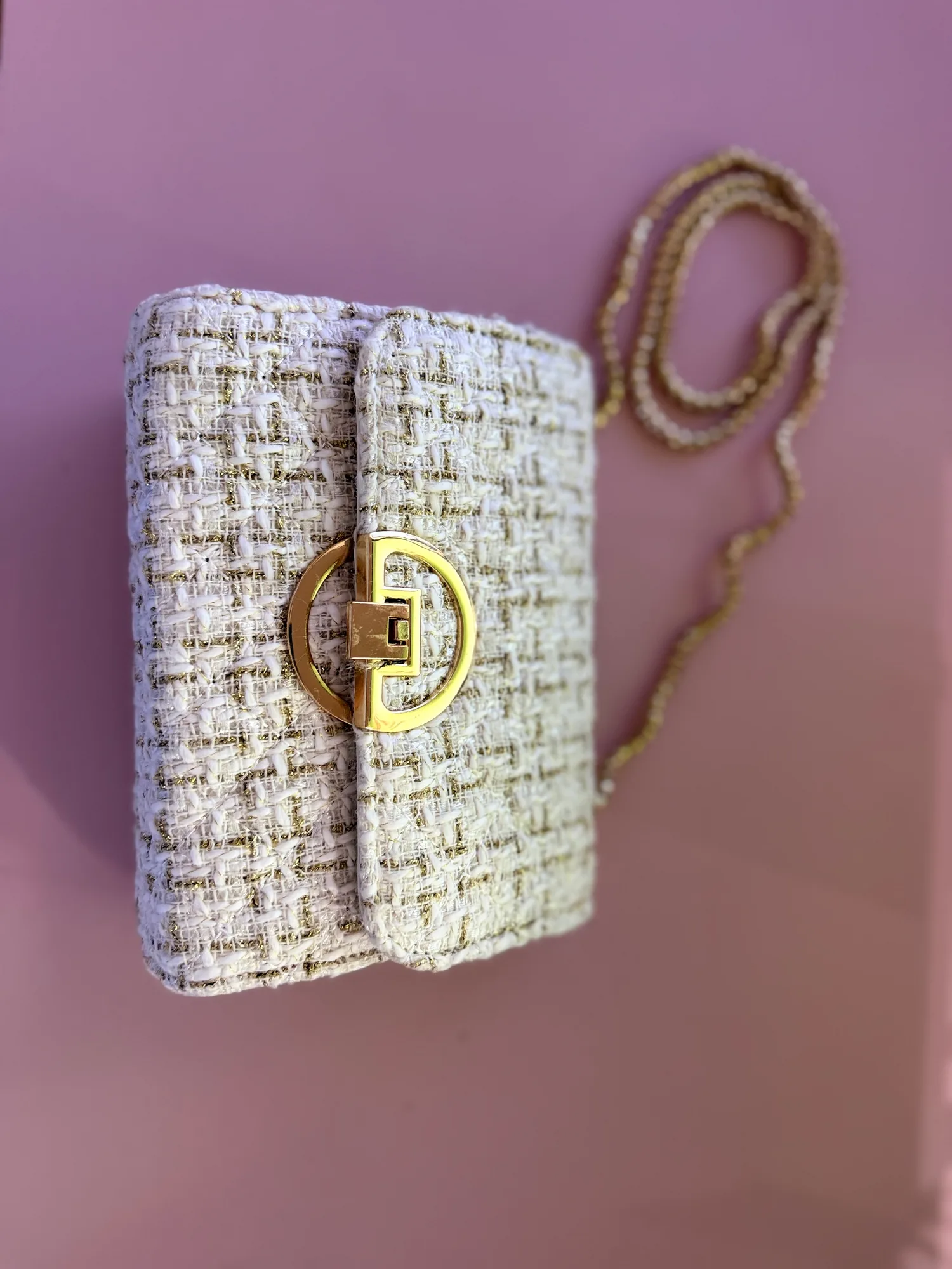 Petit sac à bandoulière en tweed blanc et doré.