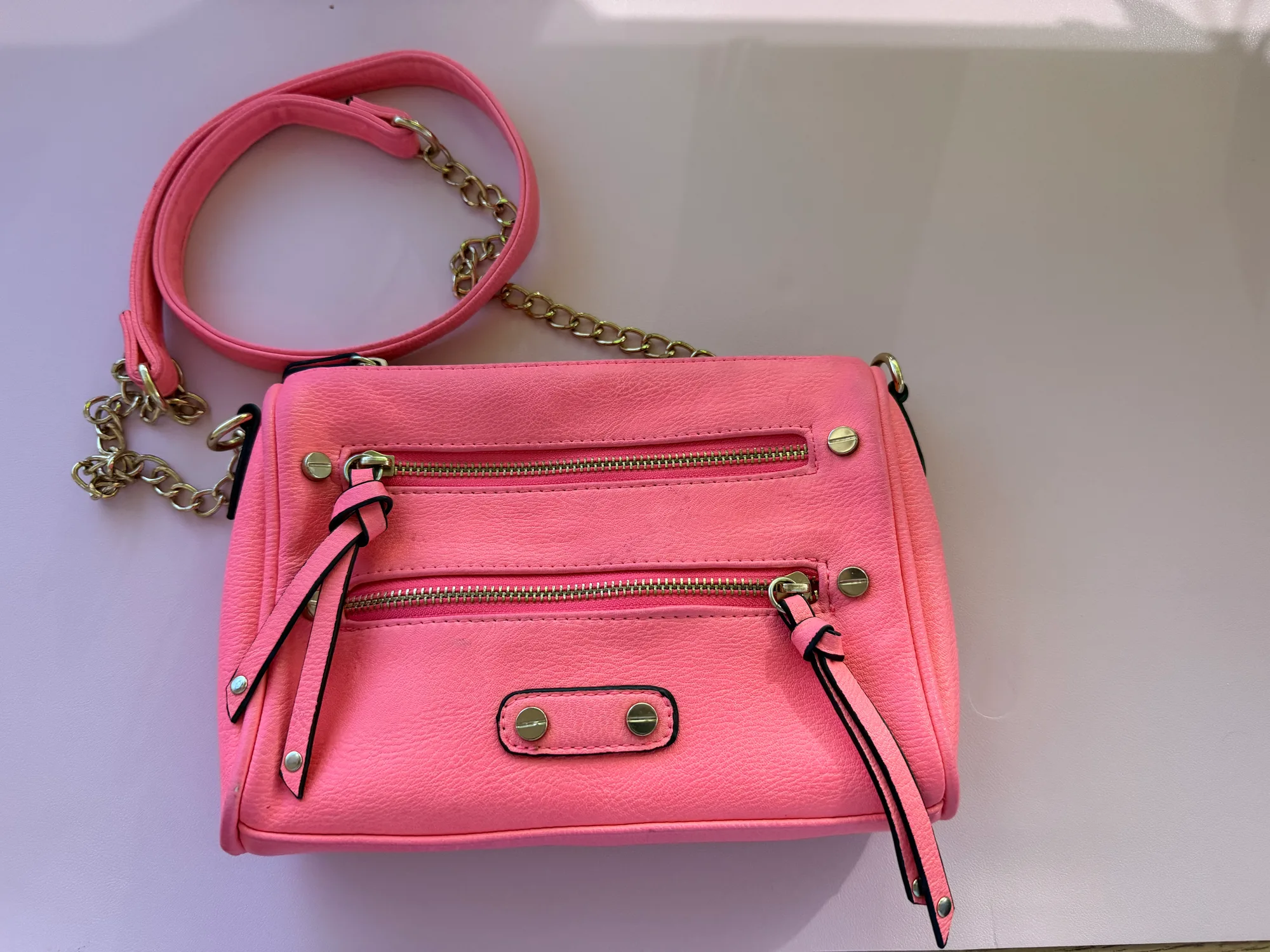 Sac à bandoulière rose en excellent état.