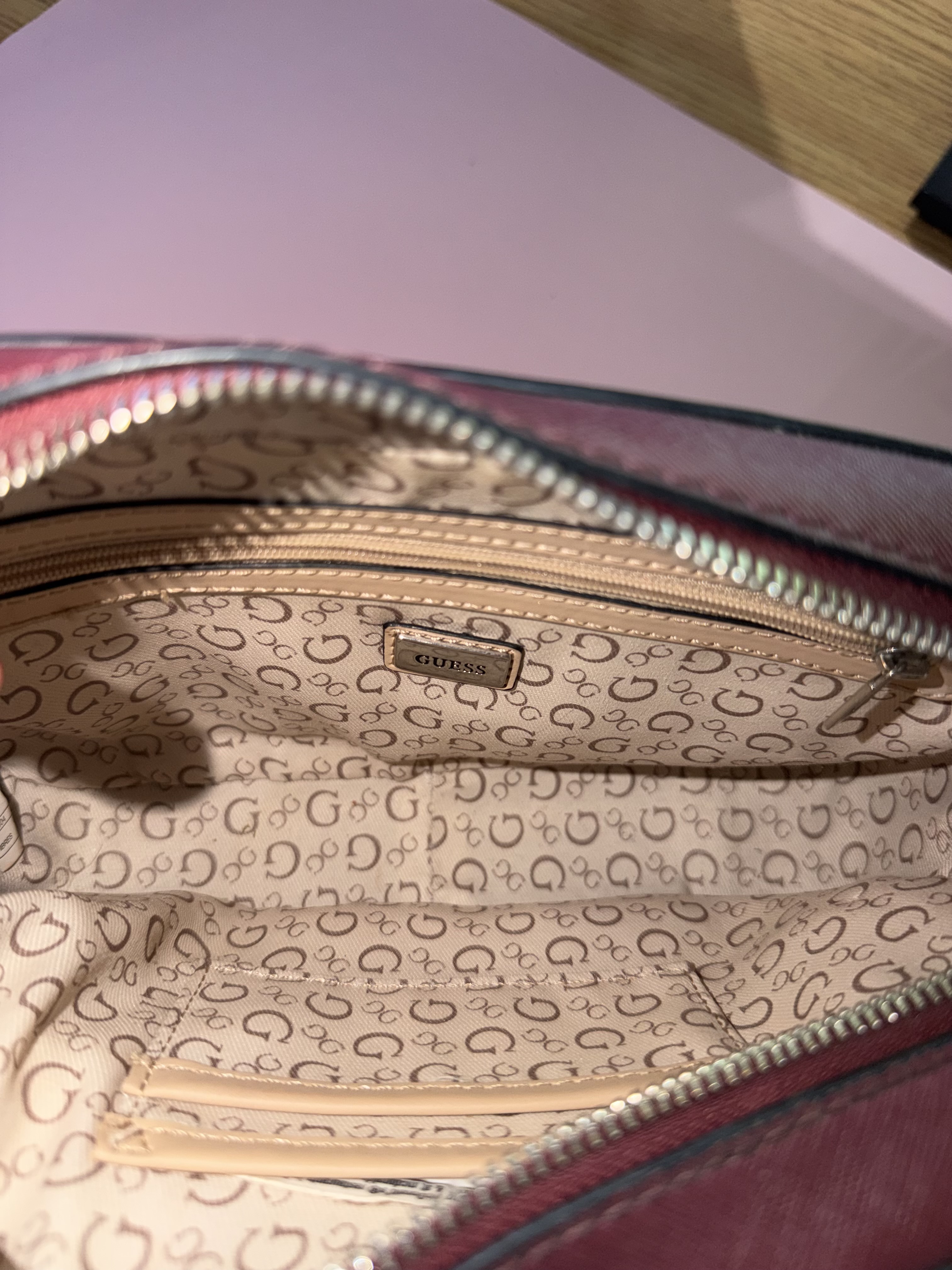Cliquer pour agrandir Sac Guess en excellent état.