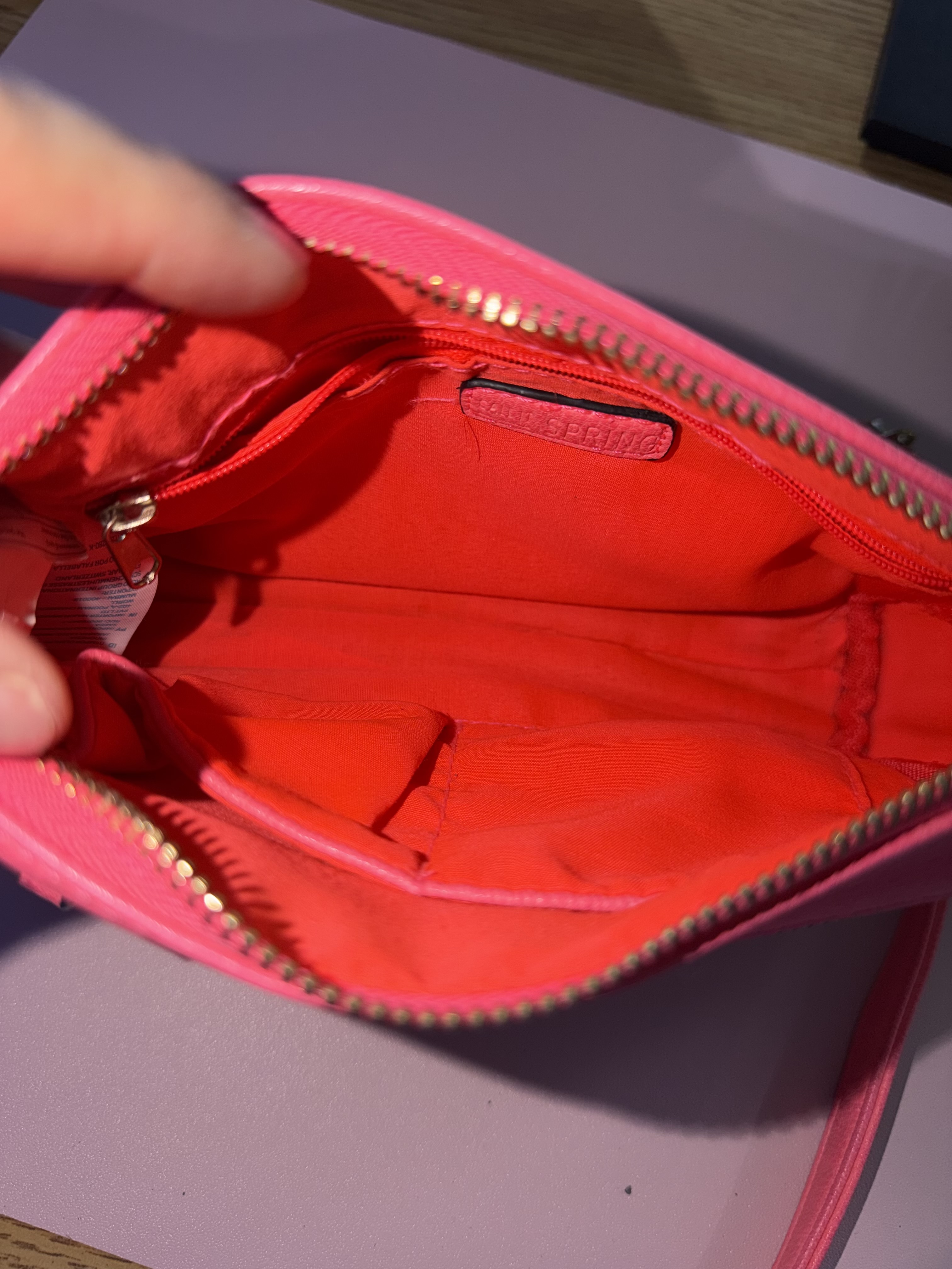 Click to enlarge Sac à bandoulière rose en excellent état.